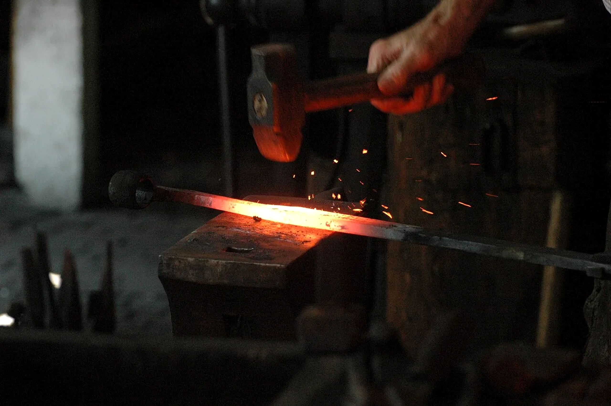 Processo manual de forjamento de ferro sobre bigorna