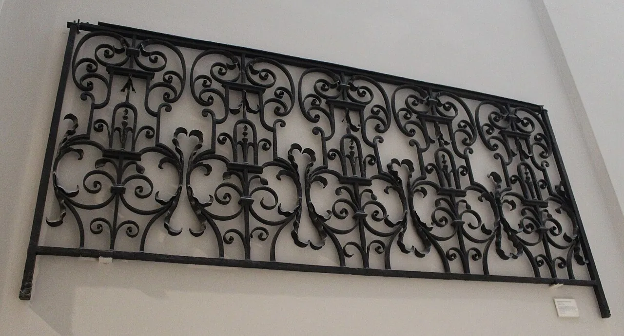 Painel decorativo com volutas e formas em ferro trabalhado
